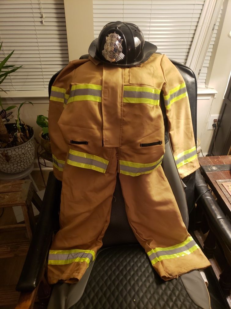Halloween costumes for kids $5 a piece. Police officer size 5/6, fireman size 5,/6, spider size small