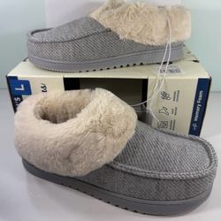 New Dearfoam Women’s Indoor/ Outdoors Memory Foam Slippers - size L (9-10)