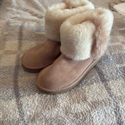 New Women’s Ugg Mini Wisp Boots. Size 8