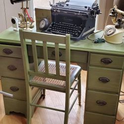 Cute Desk.. Excellent Condition!