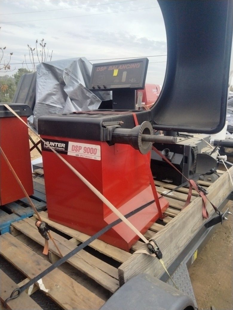 Hunter DSP 9000 With Split Weight Wheel Balancing Machine