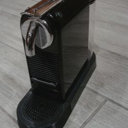 Nespresso CitiZ Espresso Machine Type D111 Black / Silver Chrome 