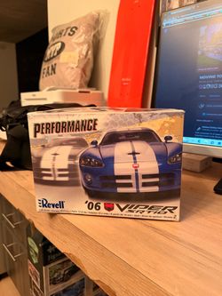 Revell '06 Dodge Viper SRT10 Model Kit 1:25
