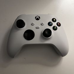 2 Controllers + Batteries And Charging Station