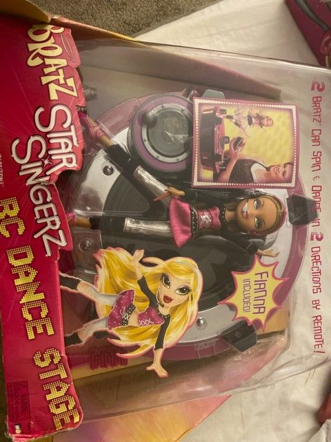 Bratz Mint Condition Singer Doll With Stage Included Never Open 