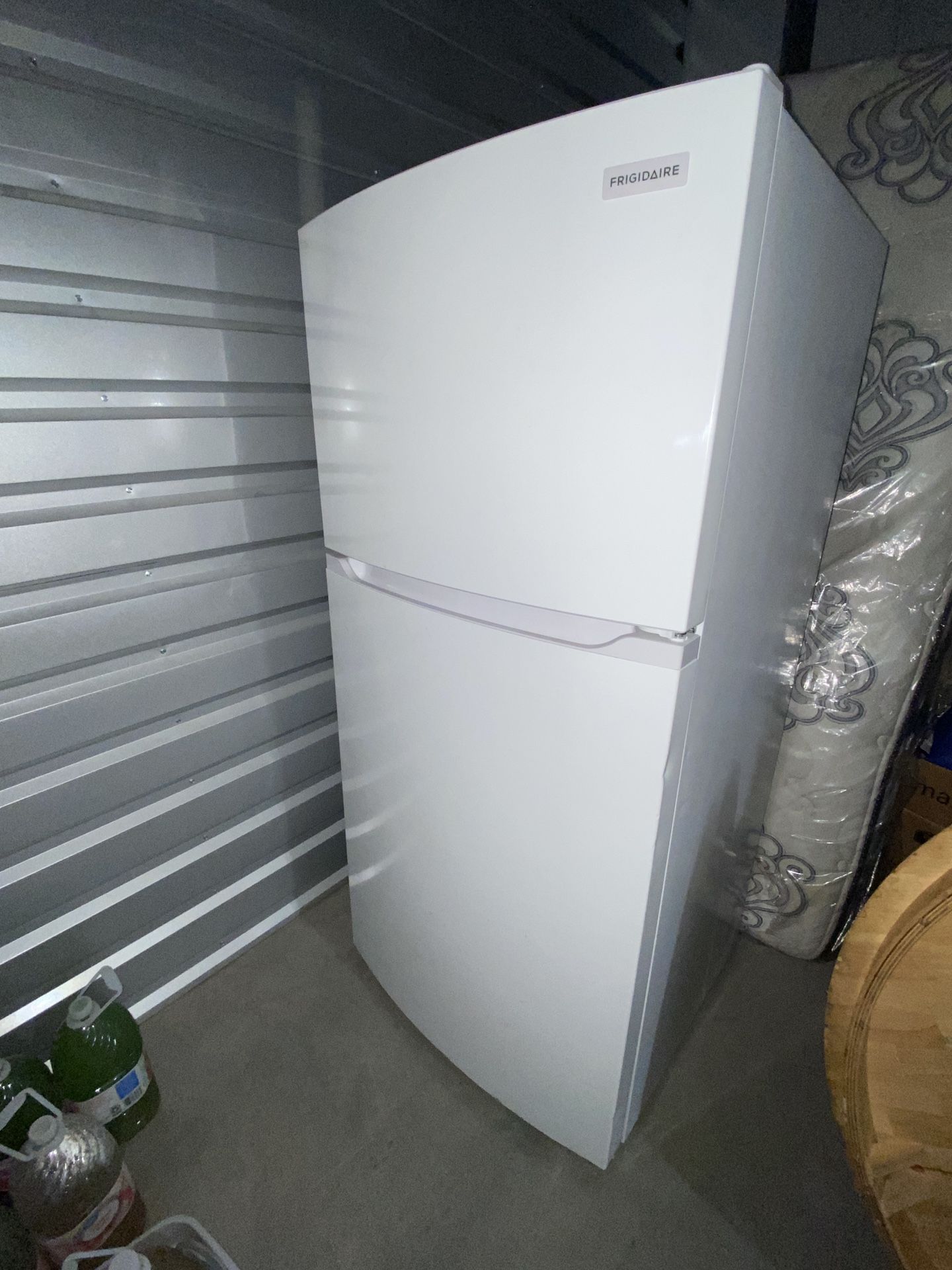 Frigidaire 13.9 Cu. Ft  Refrigerator/ w freezer (READ DESCRIPTION !!)SERIOUS BUYERS ONLYj