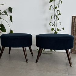 Blue Velvet Ottomans Set of 2 with Wooden Legs / Puff Azul de Terciopelo (Juego de 2)