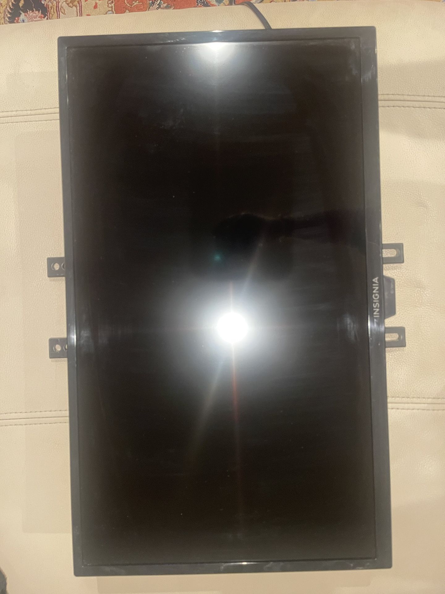 A small Insignia TV (model NS-24DF310NA21) with a universal wall-mount bracket ( NO REMOTE)