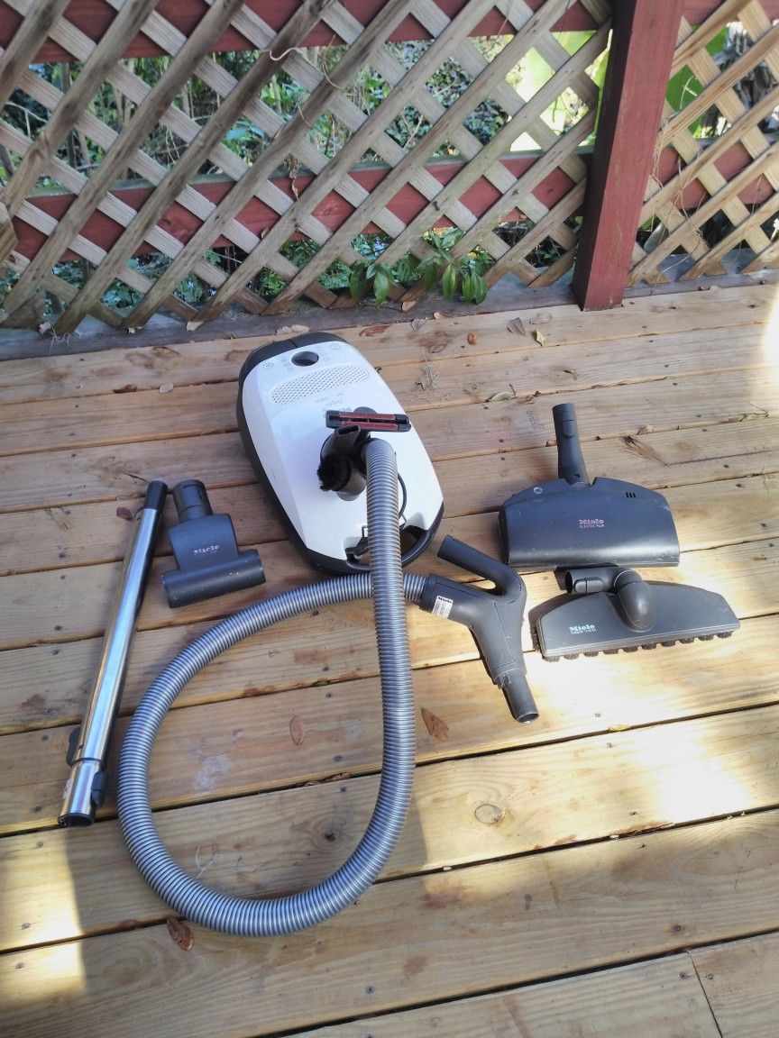 Miele Delphi 300 S2120 Canister Vacuum Cleaner
