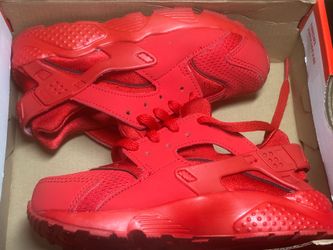 Nike Air Huarache Triple Red Sneakers