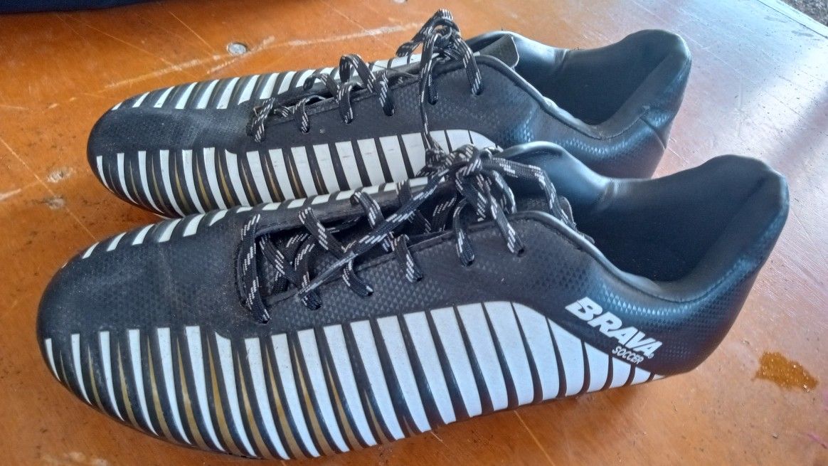 Soccer Shoes Size 8 B R A V A