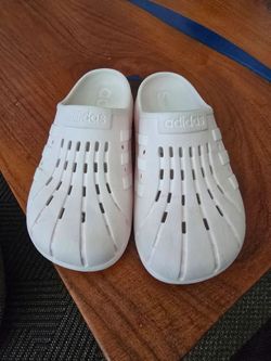 SHOE FEATURES

Iconic three stripe branding
SHOE CONSTRUCTION

Synthetic upper
Foam midsole
EVA outsole
Textile lining
SHOE DETAILS

Round toe
Slip-on