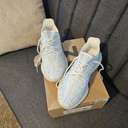 YEEZY BOOST 350 V2