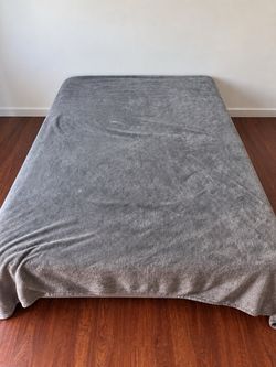Queen mattress and the foundation for free