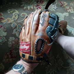 Rawlings Mitt CS120 Excellent Condition!! OBO!! Just Been Broken In!! 