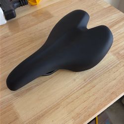 Stock Saddle from Wahoo KICKR CORE Swift Ride (Like New)