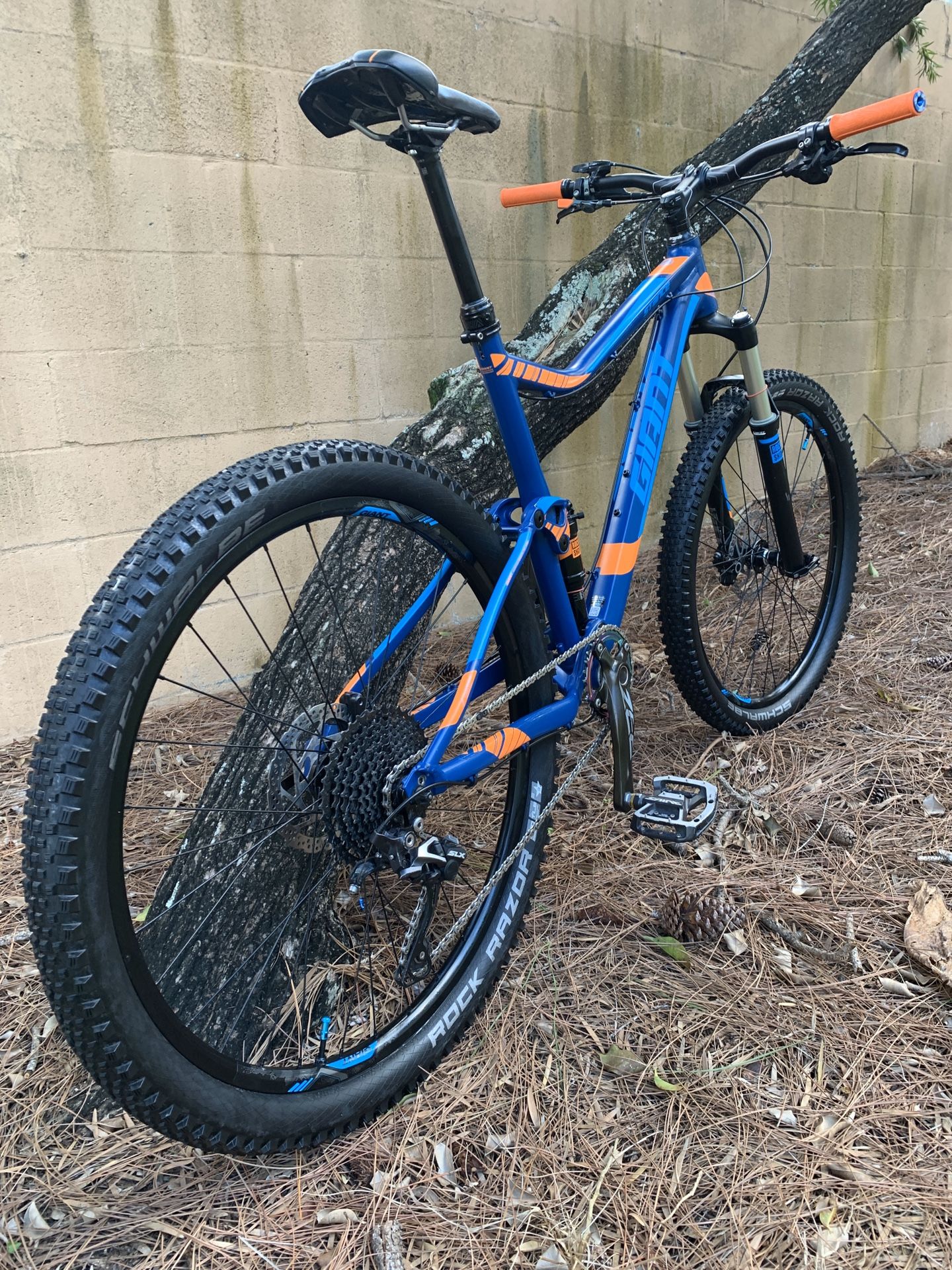 2017 GIANT STANCE 1 27.5” FSR MOUNTAIN BIKE, SIZE LARGE “LOTS OF UPGRADES” PERFECT CONDITION!!