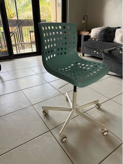 Free Round glass cocktail table, desk chair