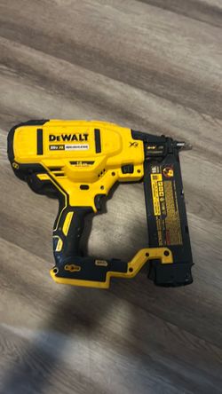 DEWALT 20V MAX 18GA Cordless Brad Nailer