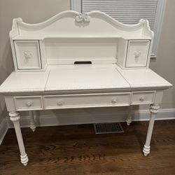 Rooms 2 Go Disney Princess Collection Desk/vanity, Hutch, Chair 