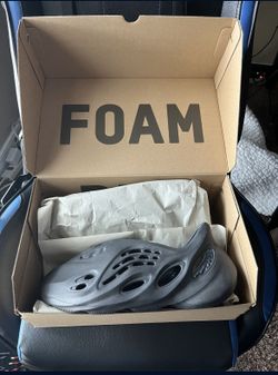 Yeezy Foam RNNR ‘Onyx’ Mens Size 10
