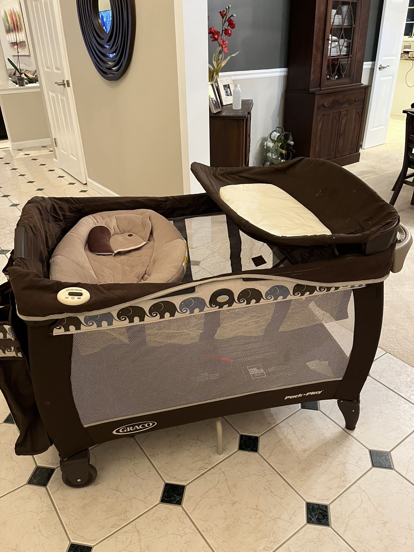Graco Pack N Play With Bassinet & Changing Table 