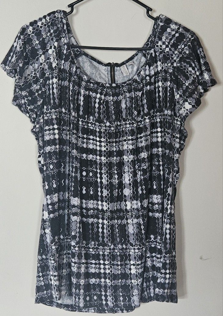 2X Madison Woman's Short Sleeve Zipper Back Lightweight Top
