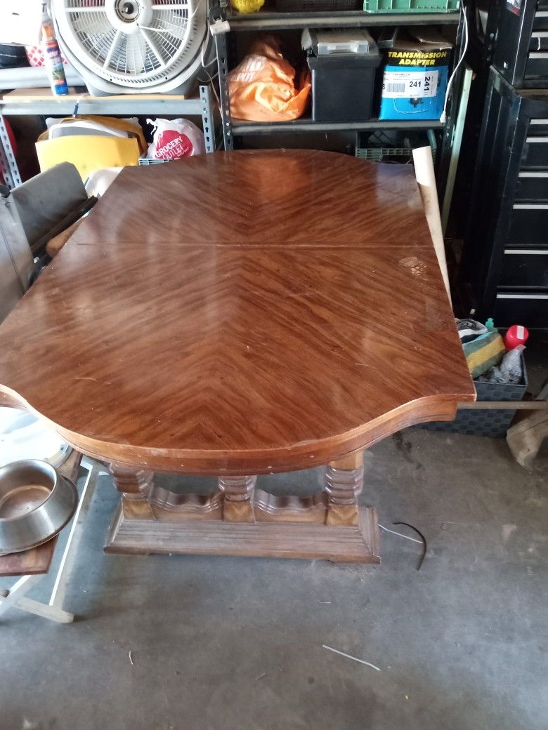 Dining Room Table With Extension In The Middle And Three Chairs $30
