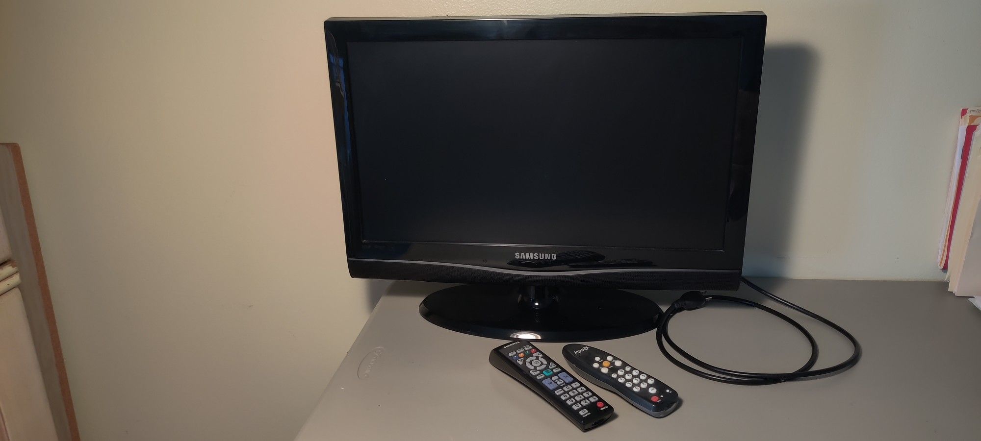 Samsung 22" TV With Remote