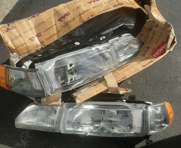 Acura Integra Headlight Set Left & Right NEW TYC 90-93