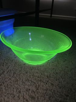 RARE vintage Uranium Glass Mixing Bowl No Pattern Green UV Blacklight Glow Antique 