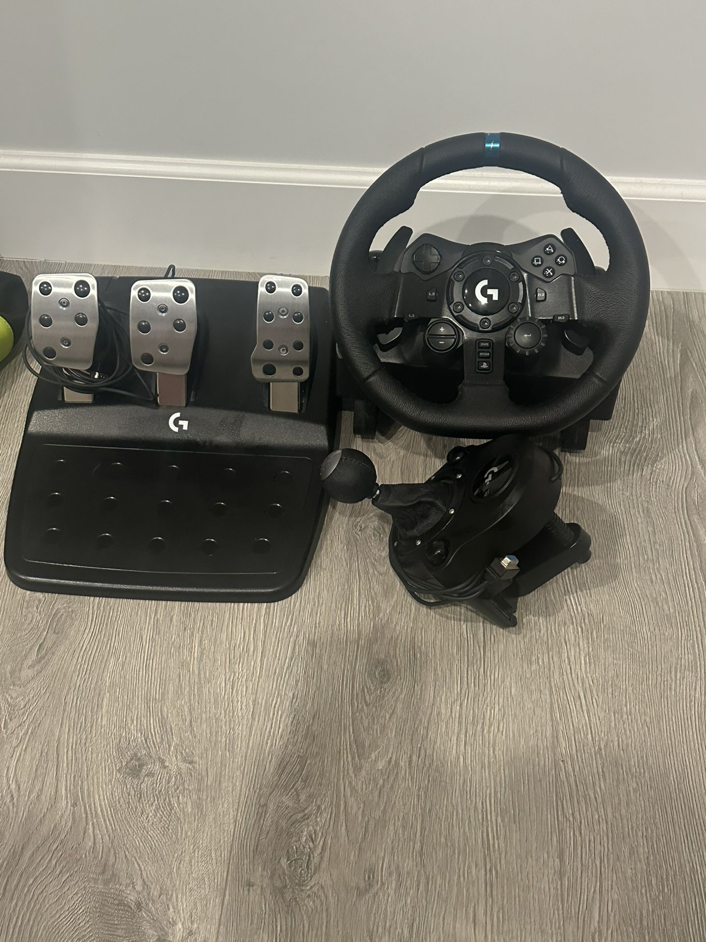 Logitech G923 Racing Wheel and Pedals for PS5, PS4, PC, Mac, TRUEFORCE up to 1000 Hz Force Feedback - Black