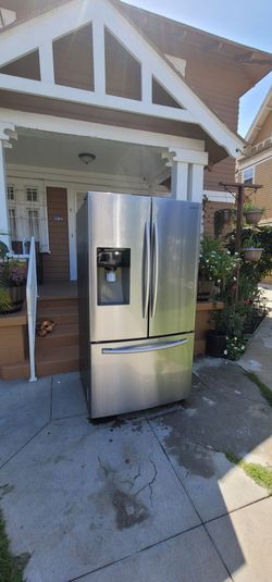 SAMSUNG 28 Cu. Ft. Standard-Depth French Door Refrigerator working just leaks water maybe easy to fix Retail $2600