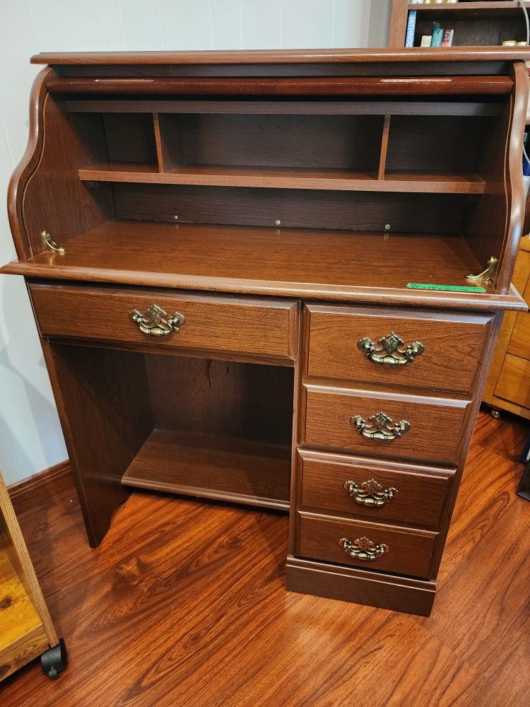 Retro small Rolltop desk
Perfect for smaller spaces.
