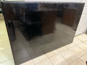 Dining table with 8 chairs and coffee table FREE!