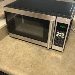 Used Black + Decker Microwave In Very Good Condition For Sale 