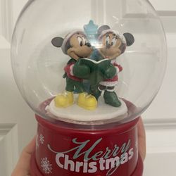 Disney Mickey And Minnie Mouse Plastic Snow Globle- Plays “Comfort And Joy” when the button is pressed while snow flurries blow inside the globe. Ver