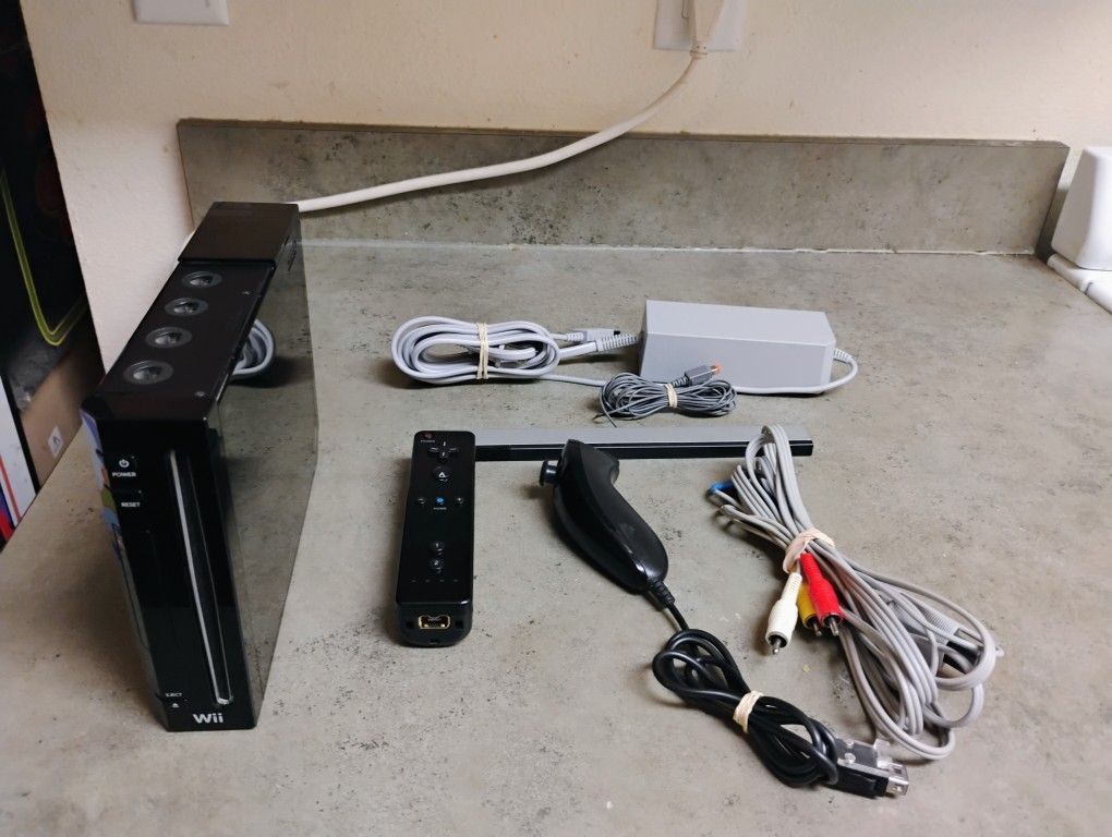 Nintendo Wii Console, Includes: Controller, Nunchuck, Cables, Tested, Working.