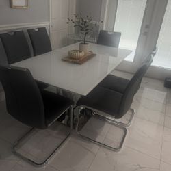 Dinning Table With 6 Chairs 