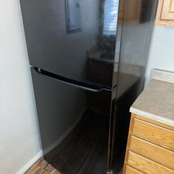 Frigidaire Refrigerator, Top Freezer, Black, 18.3cu