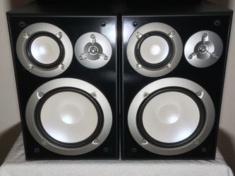 Yamaha bookshelf speakers NS-6490
