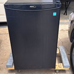 danby 4.4 c.u. f.t. trabajando perfectamente