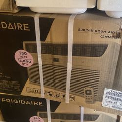 Frigidaire 12000 BTU window Air Condition AC new With Remote New 