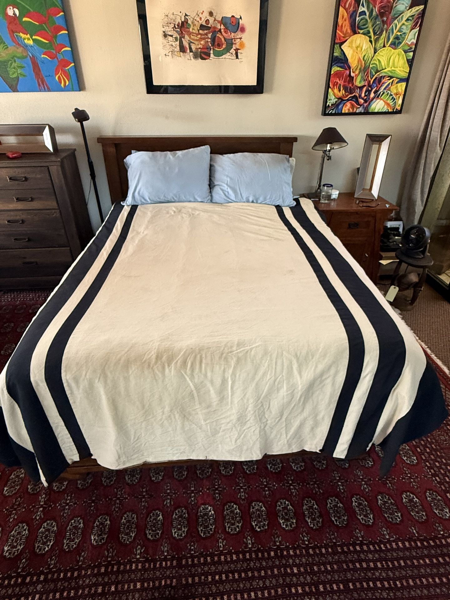 Queen size bed Frame With drawers