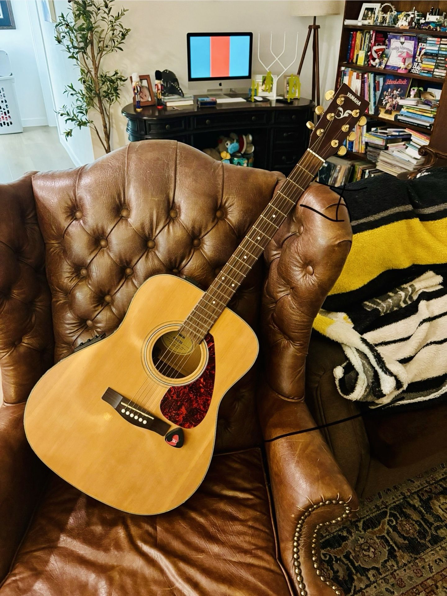 Yamaha FX 335 Acoustic Electric Guitar, only sell the guitar