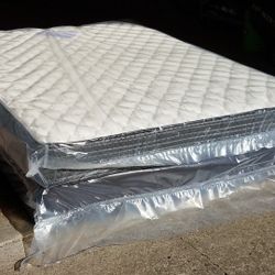 New queen mattress/box 