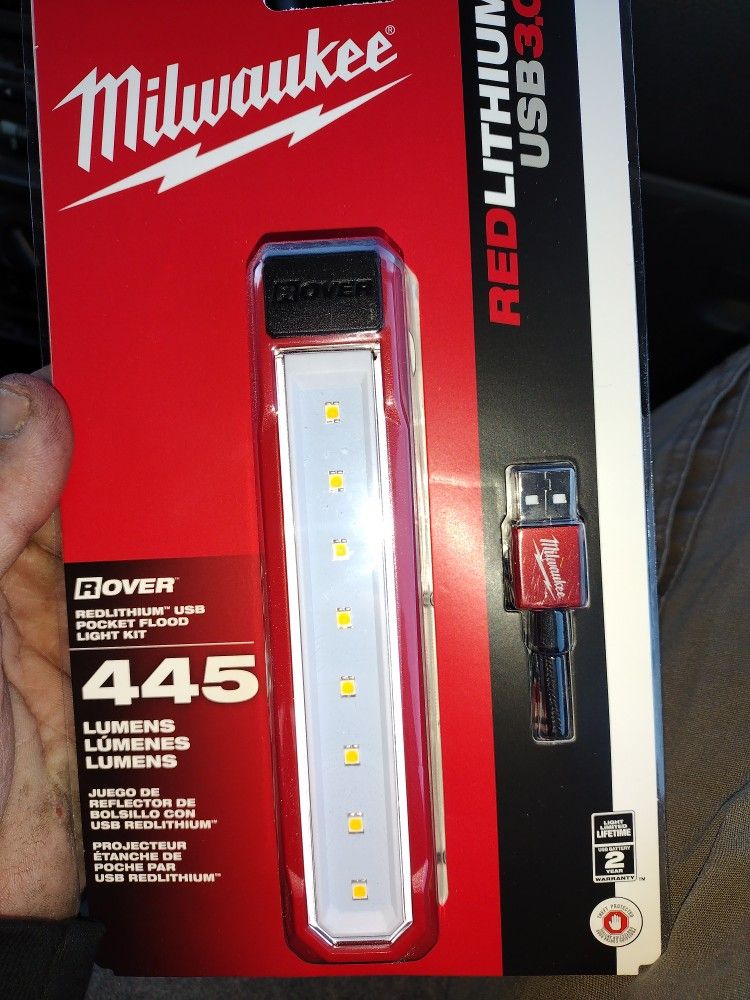 Milwaukee Rover Flashlight 445 Lumens