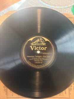 10-inch shellac 78 RPM record of "Beautiful Hawaii—Waltz" by Frank Ferera and Anthony Franchini, released by the Victor Talking Machine Company (Catal