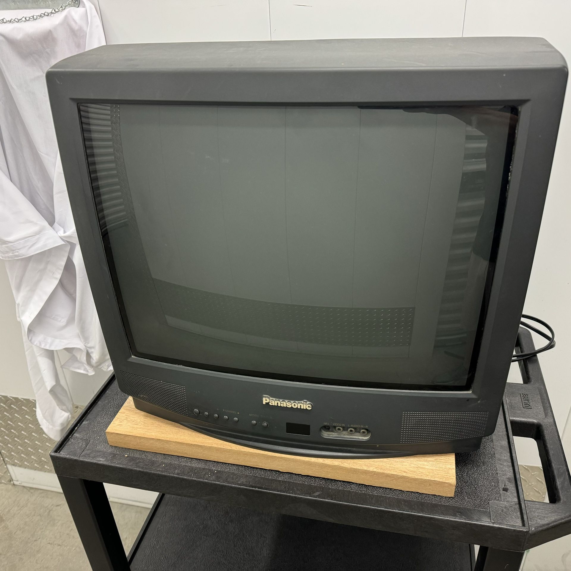 Panasonic 20.5 inch CRT TV Color Television with Remote ~ Front Panel Controls and Inputs ~ Rear Antenna and A/V Inputs - Can Demo 