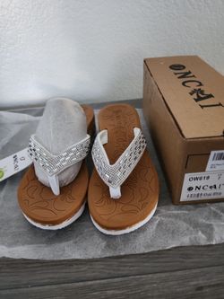 New Women's sandals  size (7)